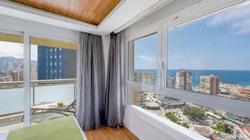 Junior suite, 1 queensize bed, terras, uitzicht op zee | 1 slaapkamer, een minibar, individueel gedecoreerd