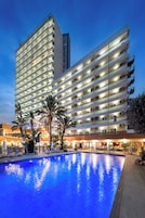 Fachada de la propiedad por la tarde o noche