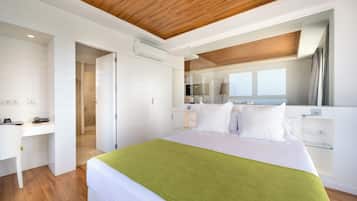 Junior-Suite, 1 Queen-Bett, Terrasse, Meerblick | Minibar, individuell dekoriert, individuell eingerichtet, Schreibtisch