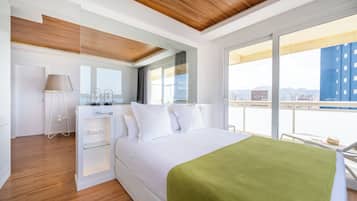 Junior suite, 1 queensize bed, terras, uitzicht op zee | 1 slaapkamer, een minibar, individueel gedecoreerd