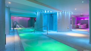 Een sauna, een bubbelbad, een stoombad, lichaamsbehandelingen