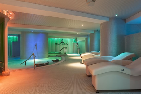 Sauna, tina de hidromasaje, baño de vapor y tratamientos corporales