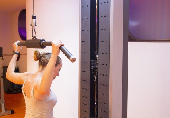 A person using a cable machine for exercise. - Hotel Ambassador Playa I (Benidorm)