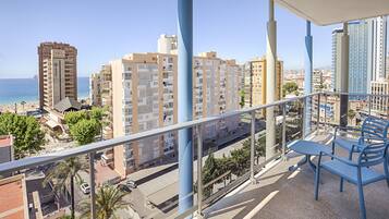 Standaard tweepersoonskamer, terras, uitzicht op de stad | Een minibar, een bureau, verduisterende gordijnen, beddengoed