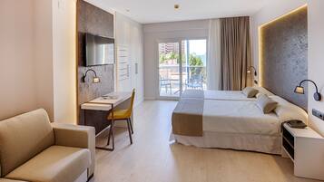 Een minibar, een bureau, verduisterende gordijnen, beddengoed