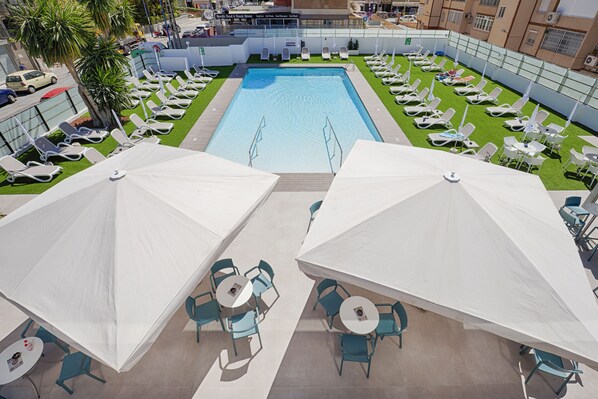 Außenpool, Sonnenschirme, Liegestühle