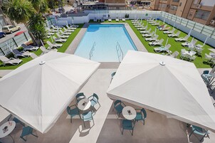 Outdoor pool, pool umbrellas, sun loungers