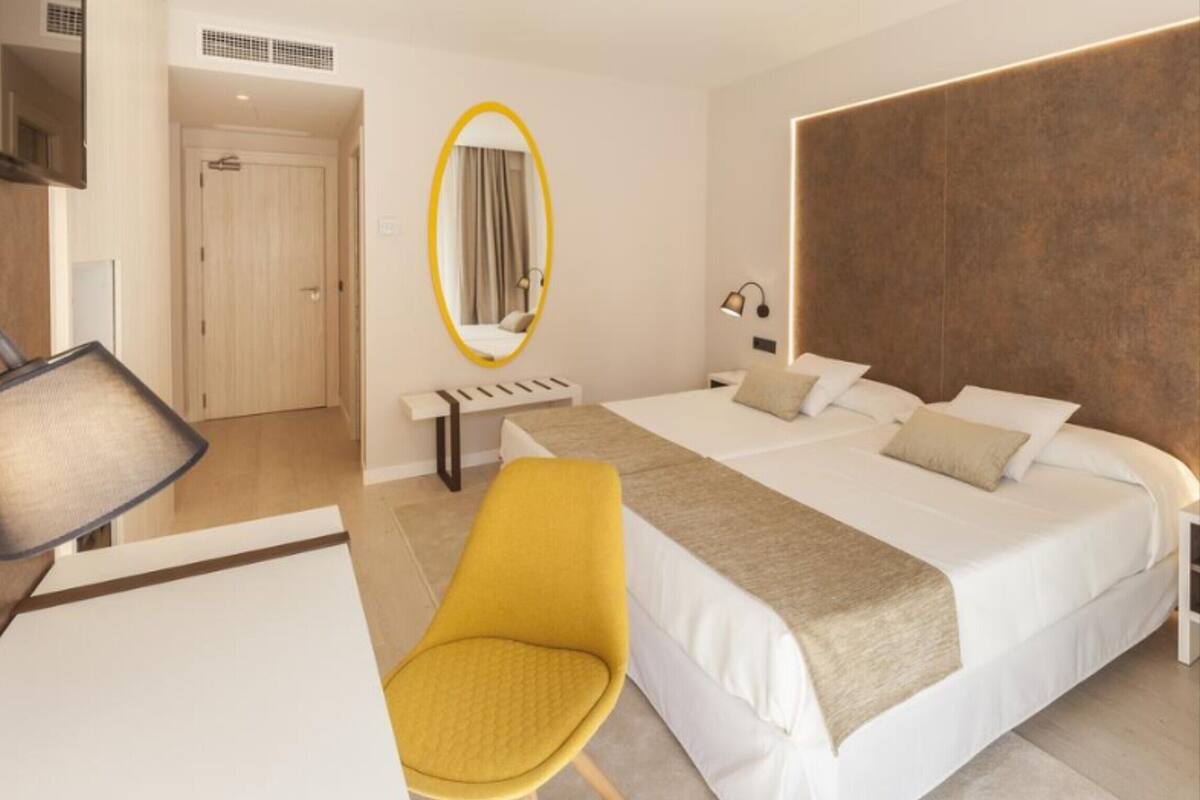 Minibar, bàn, màn/rèm cản sáng, bộ trải giường