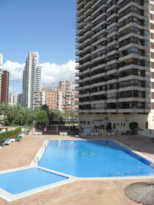 Una piscina al aire libre