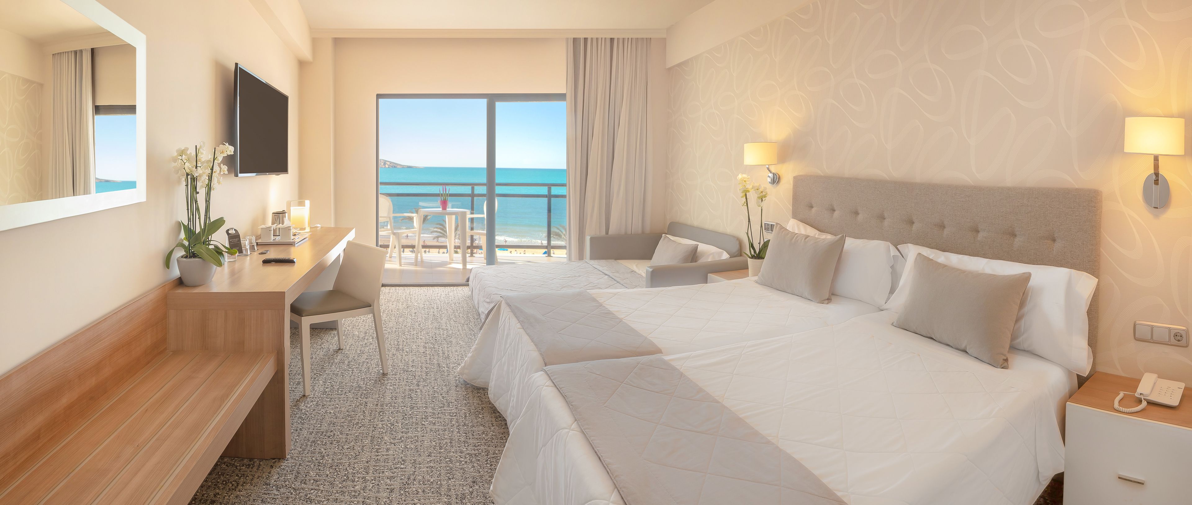 Een minibar, een bureau, een strijkplank/strijkijzer, gratis wifi