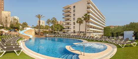 Una piscina cubierta, una piscina al aire libre, sombrillas, tumbonas
