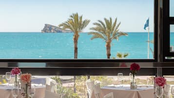 Se sirven desayunos, comidas y cocina internacional con vista al mar