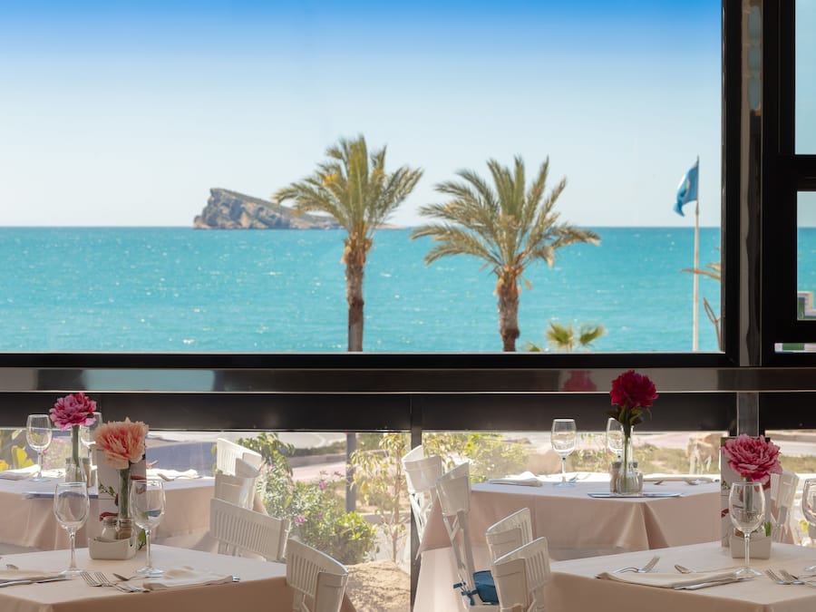 Petit déjeuner, déjeuner et dîner servis sur place, vue sur la mer