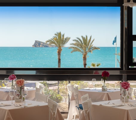 Breakfast, lunch, dinner served; international cuisine, ocean views