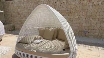 Badekar, toalettartikler (inkludert), hårføner og håndklær