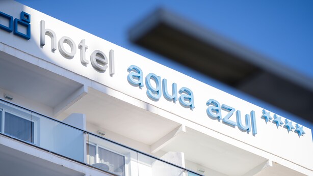 A hotel sign with the name "hotel agua azul" and a star rating of four stars. - Hotel Agua Azul - Adults Only (Benidorm)
