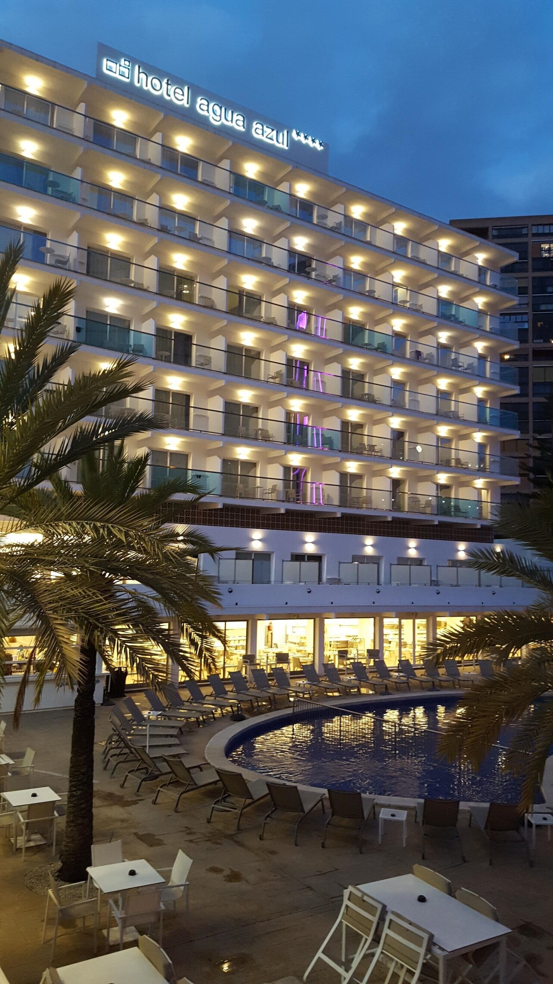 واجهة المنشأة - في المساء/الليل