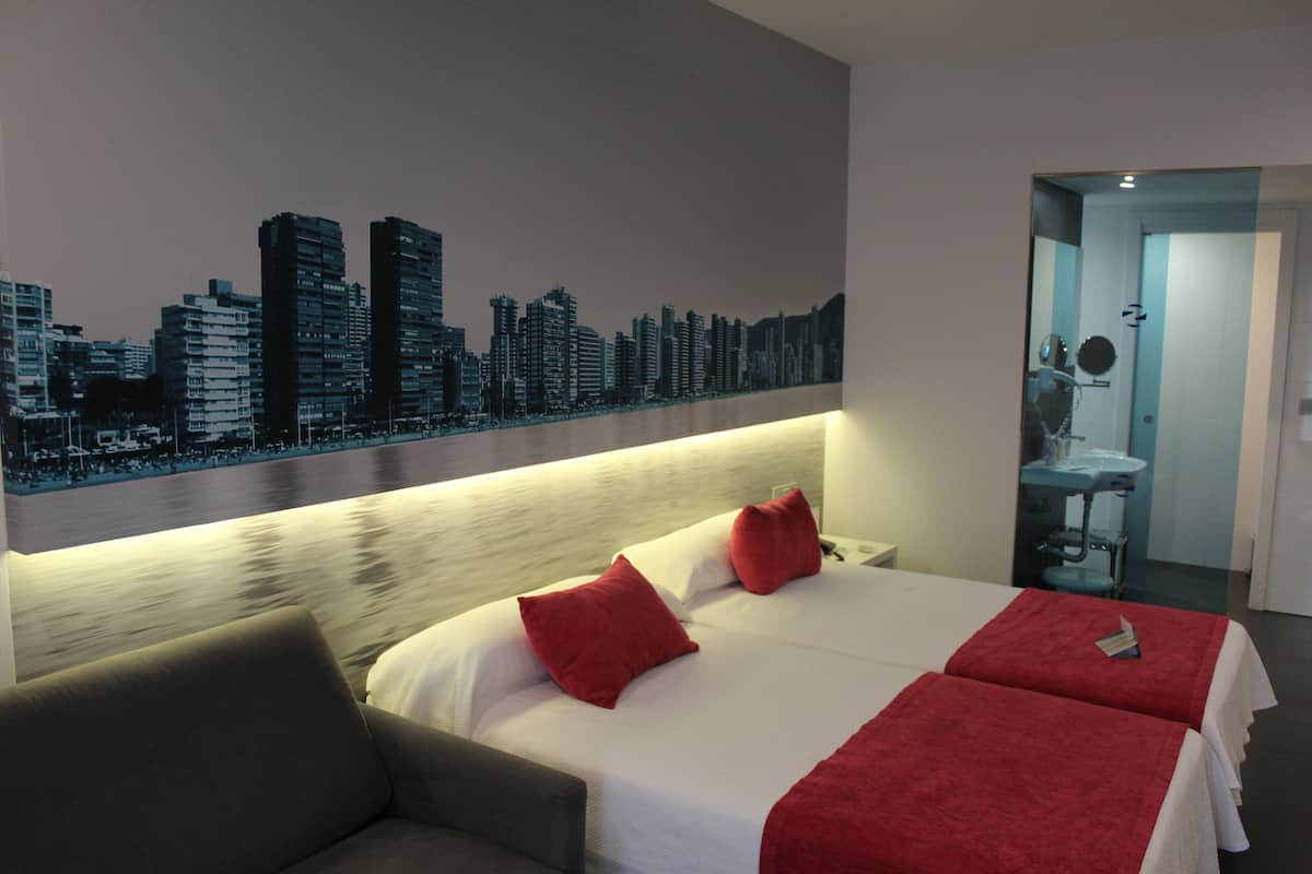 Cofres nos quartos, escrivaninha, cortinas blackout, Wi-Fi de cortesia