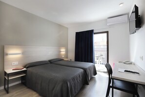 ميني بار ومكتب وستائر تعتيم وأسرّة أطفال/رضّع (مجانًا)