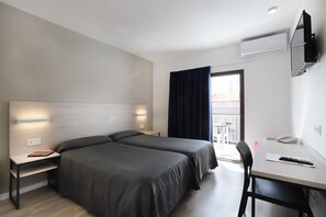 Minibar, coffres-forts dans les chambres, bureau, rideaux occultants