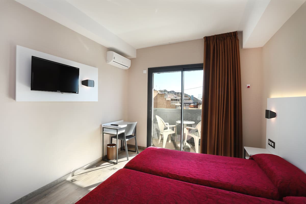 Quarto superior (1 adult + 2 children) | Frigobar, escrivaninha, cortinas blackout, Wi-Fi de cortesia