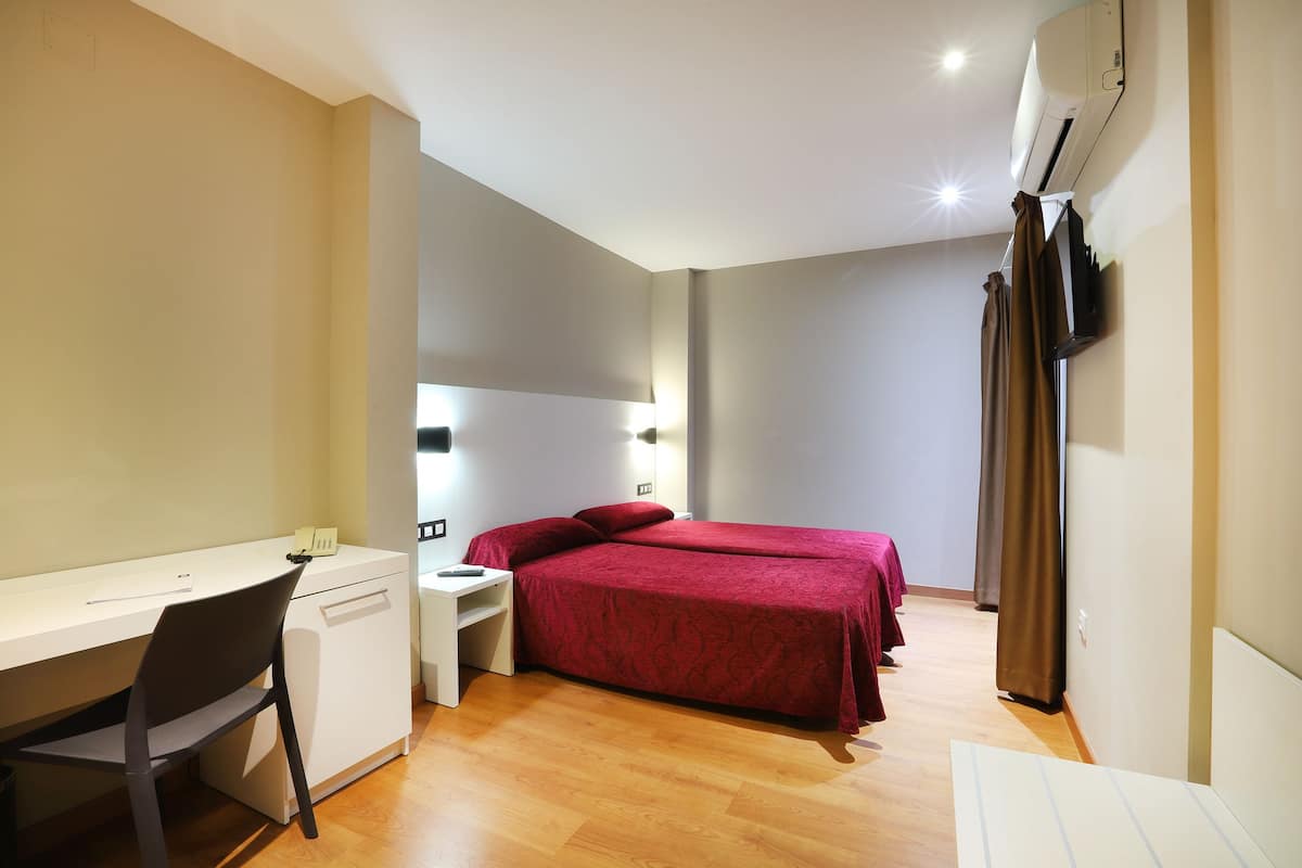 Quarto standard (1 adult + 1 child) | Frigobar, escrivaninha, cortinas blackout, Wi-Fi de cortesia