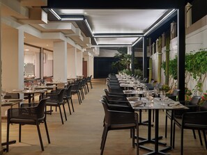 2 restaurantes, café da manhã, culinária internacional