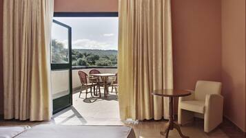 Superior tweepersoonskamer | Een kluis op de kamer, individueel gedecoreerd, een bureau