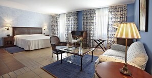 Dobbeltrom – superior | Safe på rommet, individuelt dekorert, skrivebord og blendingsgardiner