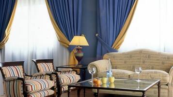 Superior tweepersoonskamer | Woonruimte | Een 32-inch flatscreentelevisie met digitale zenders en televisie