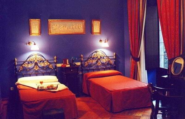 Minibar, in-room safe, free WiFi