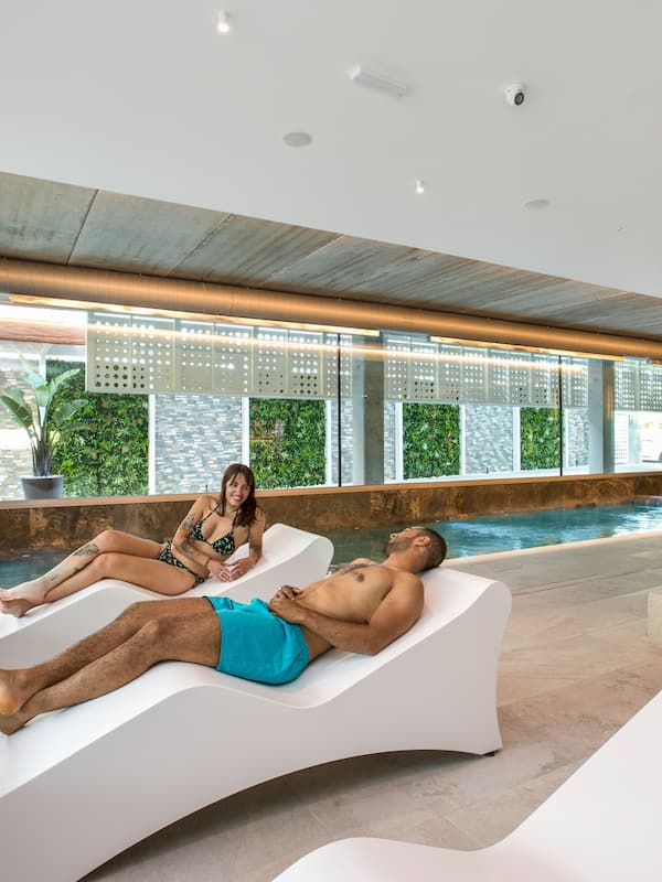 Couples treatment room(s), sauna, hot tub, steam room, prenatal massages