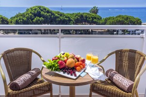 Escritorio, sistema de insonorización y tabla de planchar con plancha 