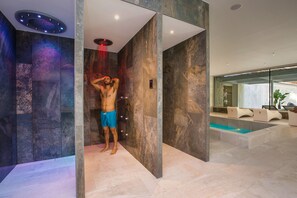 Salas de tratamiento para parejas, sauna y tina de hidromasaje 