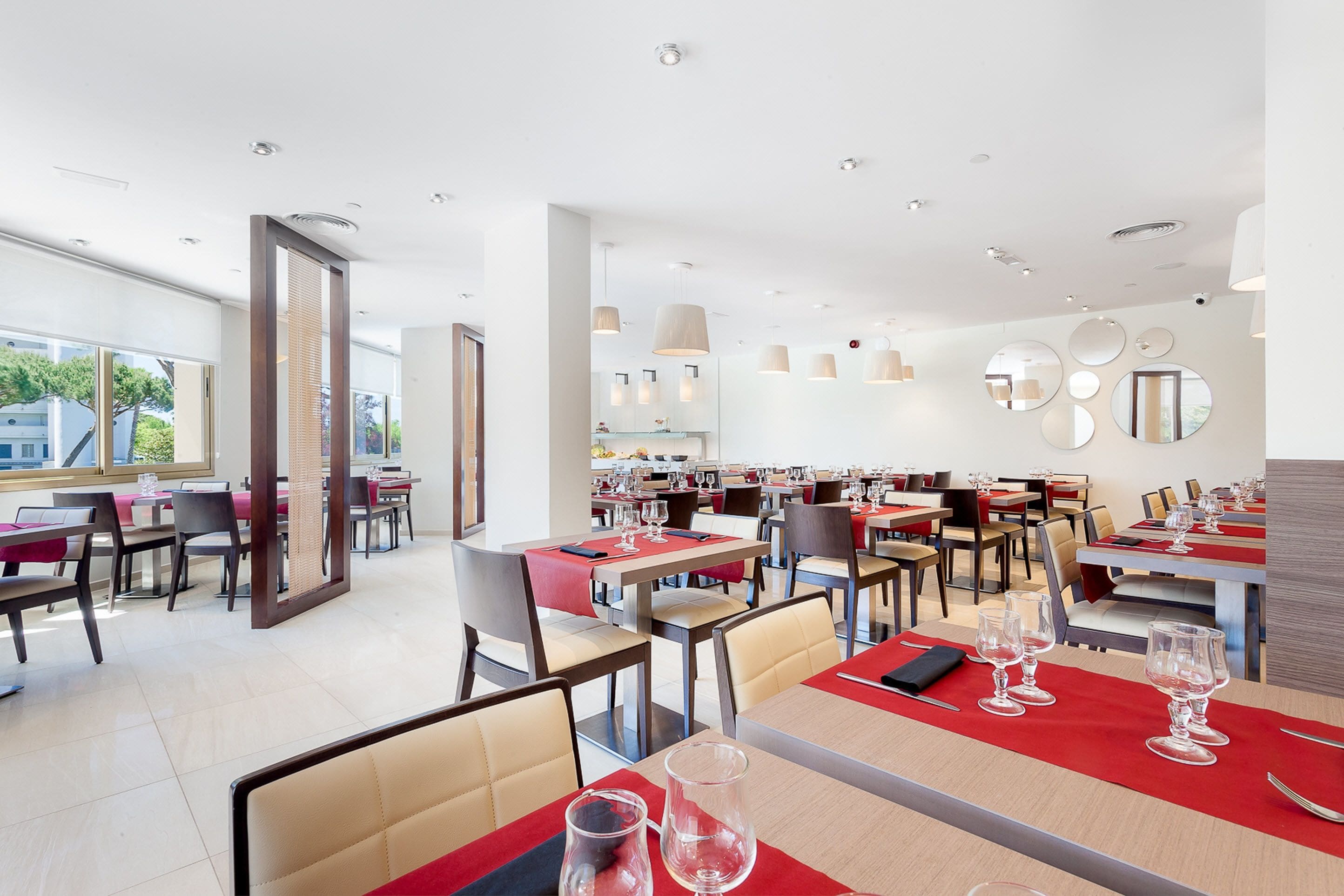 Petit déjeuner, déjeuner et dîner servis sur place