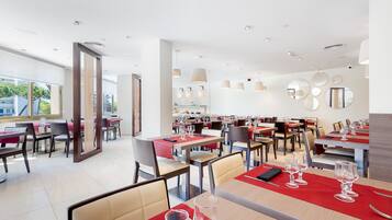 Frukost, lunch och middag serveras