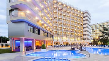 Habitación estándar doble, vistas a la piscina | Piscina al aire libre | Una piscina al aire libre de temporada