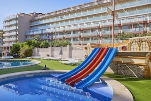 2 outdoor pools