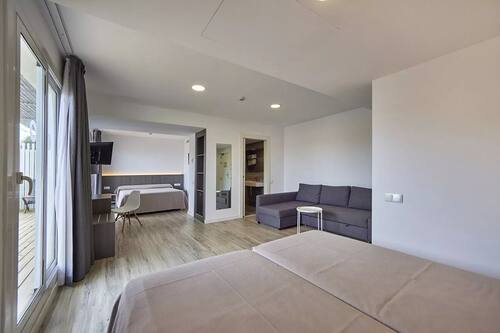 Escriptori, cortines opaques i habitacions insonoritzades