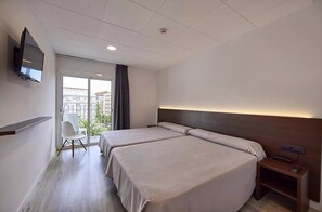 Bàn, màn/rèm cản sáng, phòng cách âm, bàn ủi/dụng cụ ủi quần áo 