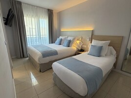 Standard Double Room, 1 Bedroom, Balcony, City View | Meja, katil bayi/kot (percuma), Wi-fi percuma, cadar katil 