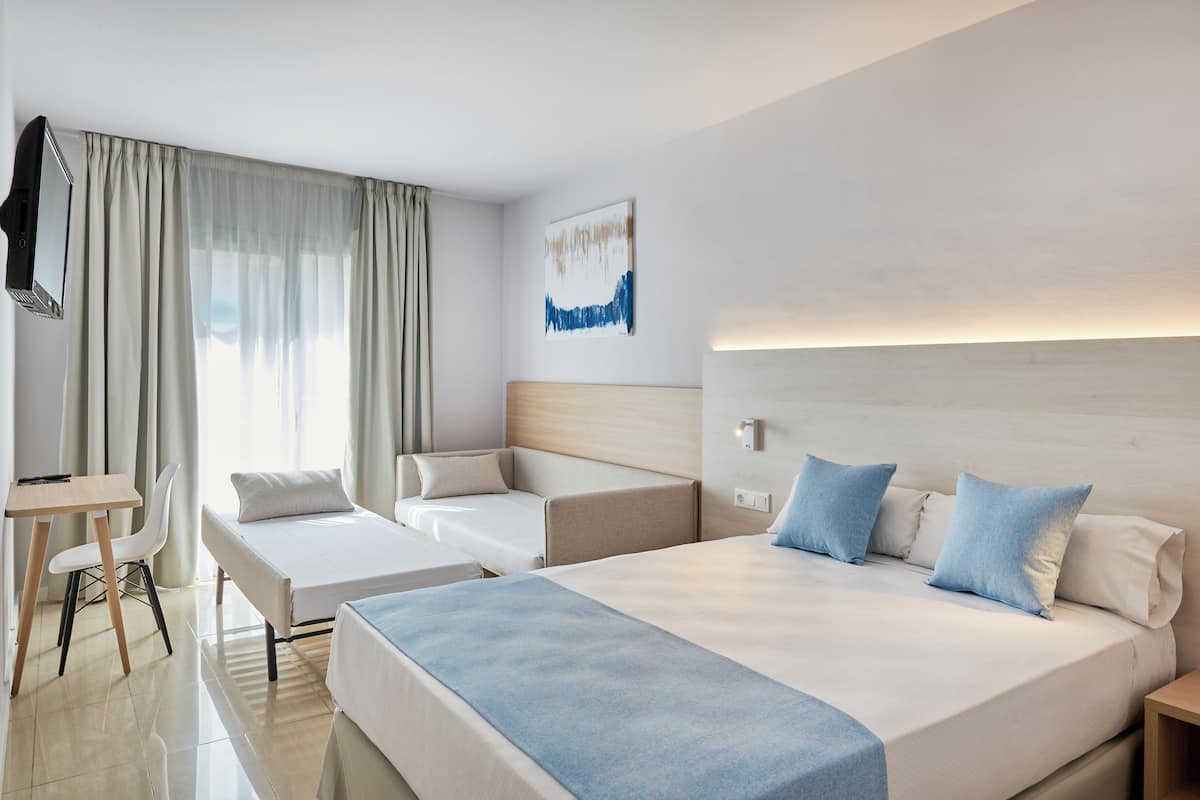Quadruple Room, Balcony | Desk, free WiFi, bed sheets