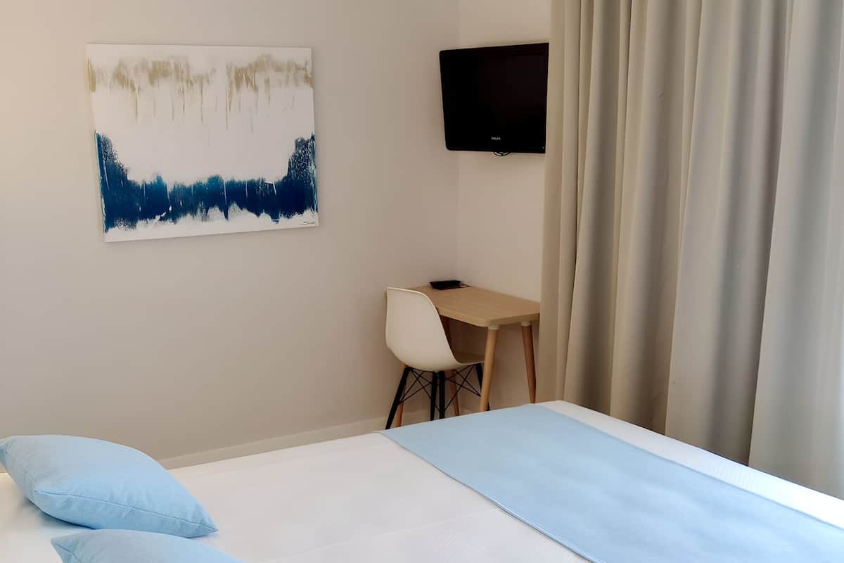 Double Room, Balcony | Desk, free WiFi, bed sheets
