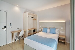 コンフォート ダブルルーム 1 ベッドルーム バルコニー シービュー | デスク、WiFi (無料)、ベッドシーツ