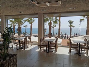 Petit déjeuner buffet servi tous les jours en supplément