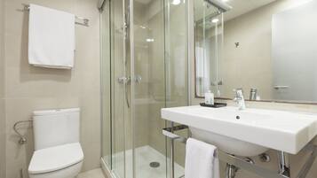 Een haardroger, handdoeken