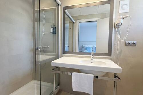 Habitación Confort doble, 1 habitación, balcón, vistas al mar | Baño | Secador de pelo y toallas