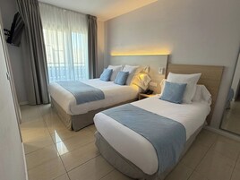 Habitación estándar doble, 1 habitación, balcón, vistas a la ciudad | Escritorio, cunas gratuitas, wifi gratis y ropa de cama