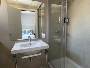 Traditional Double Room, 1 Bedroom, Balcony, City View | Bathroom