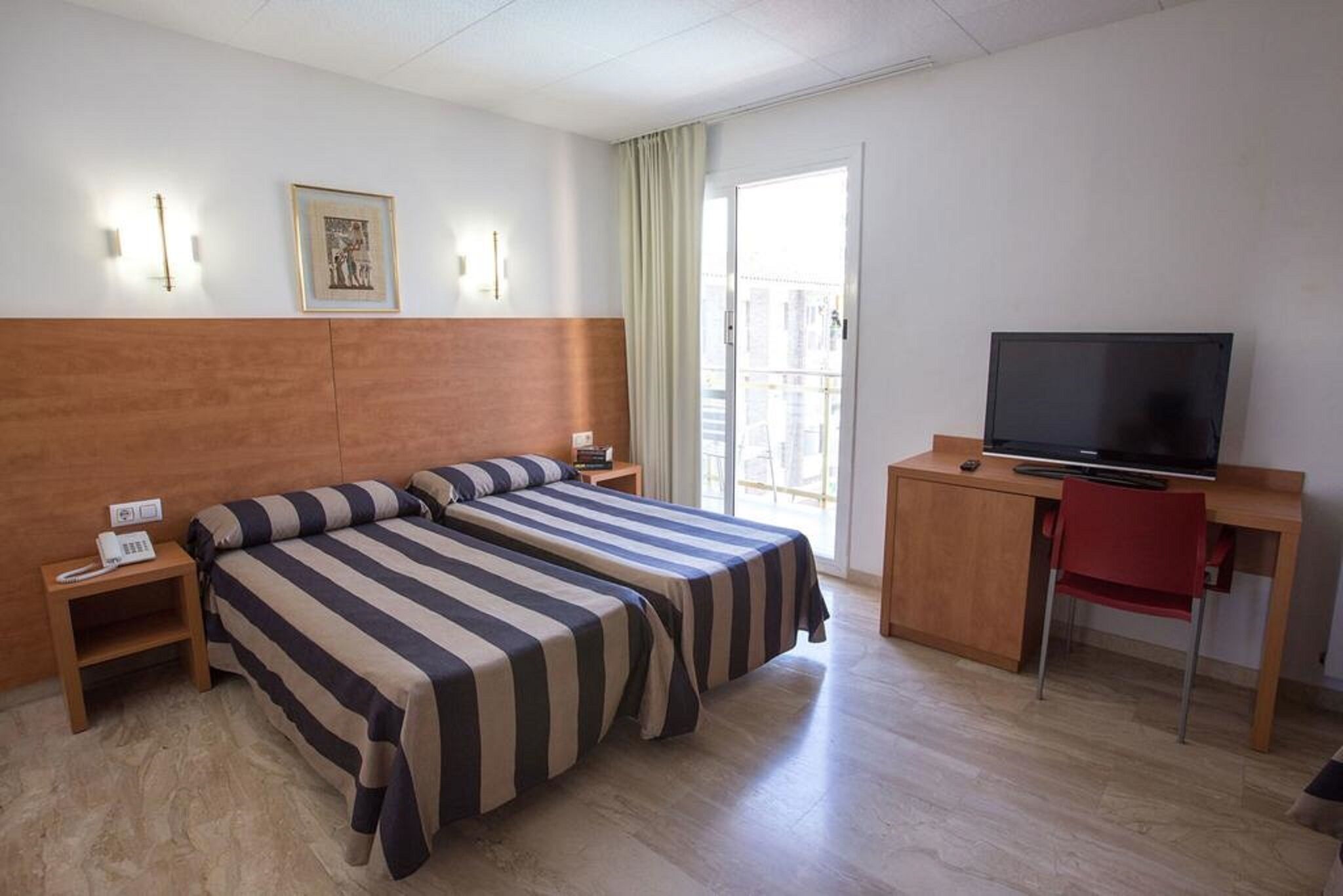 Minibar, escritorio, wifi gratis y ropa de cama 